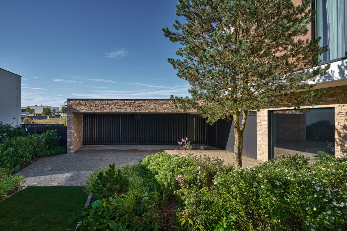 Součástí vily je rovněž garáž. (Rodinná vila v Brně;  KYZLINK ARCHITECTS)