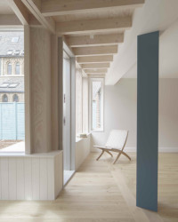 Přístavba rodinného domu v Londýně, Artefact: S ohledem na uhlíkovou náročnost a náklady byl návrh cvičením, jak využít dostupné dřevěné výrobky k vytvoření osobitého charakteru