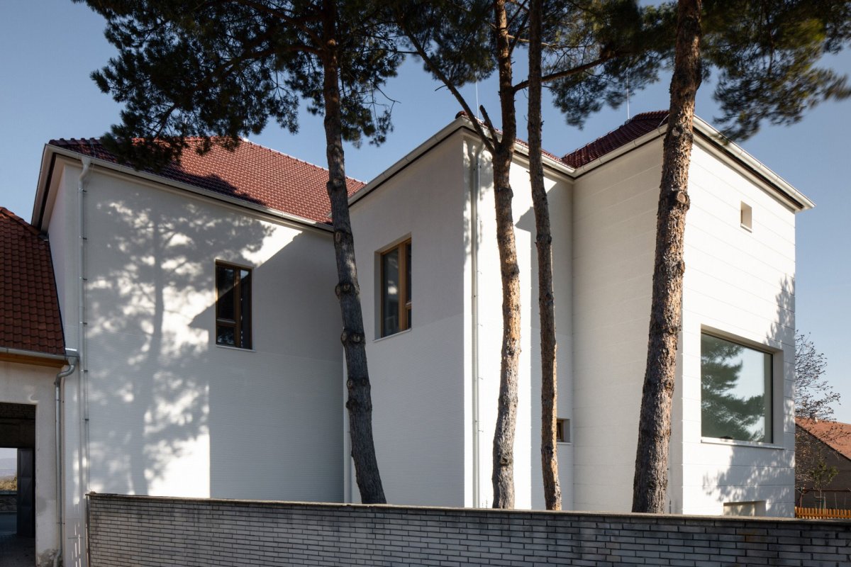 Rekonstrukce mateřské školy Polánka, ateliér CL3: Budova mateřské školy se do ulice obrací jako jednoduše členěný patrový objekt, směrem do zahrady je její silueta členitější