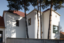 Rekonstrukce mateřské školy Polánka, ateliér CL3: Budova mateřské školy se do ulice obrací jako jednoduše členěný patrový objekt, směrem do zahrady je její silueta členitější