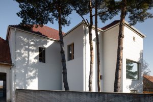 Rekonstrukce mateřské školy Polánka, ateliér CL3: Budova mateřské školy se do ulice obrací jako jednoduše členěný patrový objekt, směrem do zahrady je její silueta členitější