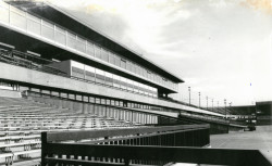 Zdeněk Kuna / Olivier Honke-Houfek: východní tribuna Velkého strahovského stadionu, Praha, 1962-1972, pohled na východní tribunu s pavilonem, dobová fotografie. Zdeněk Kuna: Československý zastupitelský úřad, Milán, 1971 až 1976, dobová fotografie.