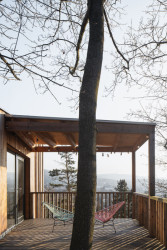 ... je tu však prostorná terasa. (Dům Vlaštovka, Sodomka Sodomková Architekti)