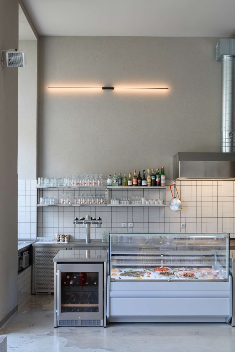 Dříve zde bývala prádelna - s velkými okny a vysokými stropy. (Rakin Seafood Bar; NEUHÄUSL HUNAL David Neuhäusl, Matěj Hunal)