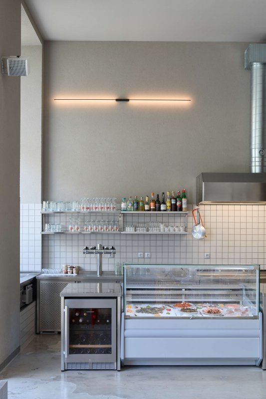 Dříve zde bývala prádelna - s velkými okny a vysokými stropy. (Rakin Seafood Bar; NEUHÄUSL HUNAL David Neuhäusl, Matěj Hunal)