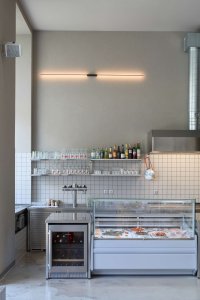 Dříve zde bývala prádelna - s velkými okny a vysokými stropy. (Rakin Seafood Bar; NEUHÄUSL HUNAL David Neuhäusl, Matěj Hunal)