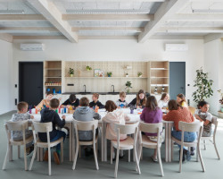 Nábytek je lehký a snadno přemístitelný. (Rozšíření Základní školy Duhovka v Praze, ra15)