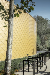 Multifunkční kulturní centrum v belgickém Kapellen obložené hliníkovými šablonami