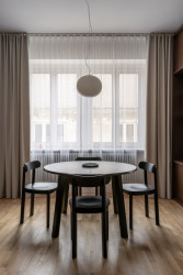 Marienhof byl od počátku navržený jako bydlení s dostatkem světla – a tento princip zůstává v bytě patrný i dnes. (Byt Mariánska v Bratislavě, NOIZ architekti)