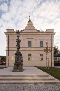 Veřejná pumpa U Fitzů – litinová novoklasicistní pumpa sloužila v 80. letech 19. století jako zdroj pitné vody pro měšťany. (Dle nápisu pod římsou R.A.SMÉKAL, SMÍCHOV jde o výrobek pražské slévárny.) (Villa Fitz v Rokycanech, Luni architekti)