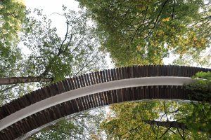 Visutá lávka v Parku historie. (SOA architekti, ateliér KONCEPT, Park historie v Aši)