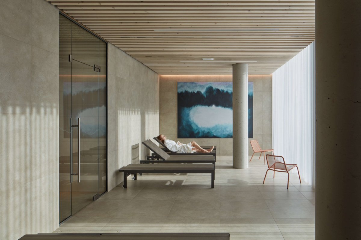 Dostavba wellness centra lázní Aurora v Třeboni od Plus One Architects