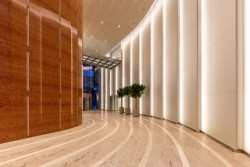 Architektuře dominují materiály sklo, mramorový obklad a travertin.