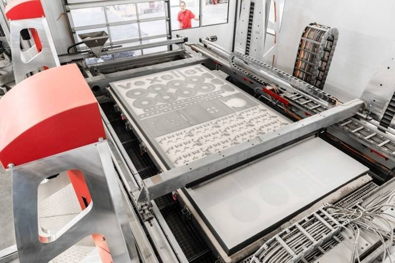 Obr.18: Ukázka rámové 3D tiskárny tisknoucí technologií spojováním prášku, technologie Voxeljet, Německo,