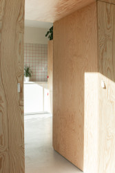 Díky odstranění části jedné příčky se v bytě otevřely nové průhledy, například z chodby do kuchyně. (Rekonstrukce 1+1 v paneláku; Tereza Machačová)