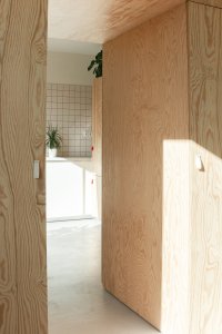 Díky odstranění části jedné příčky se v bytě otevřely nové průhledy, například z chodby do kuchyně. (Rekonstrukce 1+1 v paneláku; Tereza Machačová)