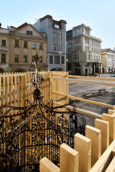 V Hradci Králové si připomínají 800 let od první zmínky o městě. Při té příležitosti vznikla kolem studny na náměstí dřevěná umělecká instalace.