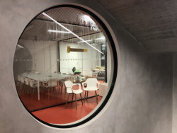 Pohled z hlavního schodiště do jednoho z úřednických podlaží