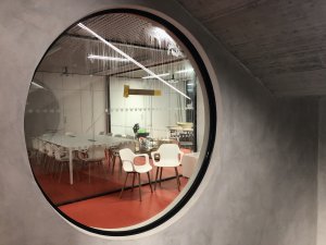 Pohled z hlavního schodiště do jednoho z úřednických podlaží