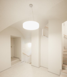 Prostory osvětlují výrazná svítidla, podsvícen je i samotný nábytek