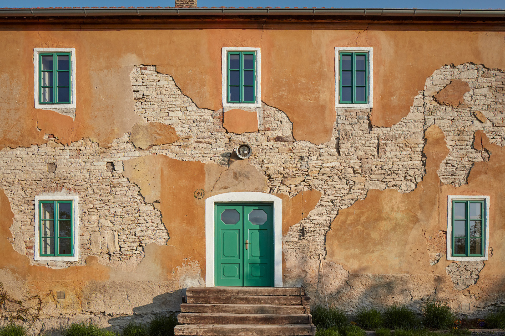 Manželé Klára a Eliáš Slunečkovi, kteří dům zakoupili, oslovili ke spolupráci svého bývalého spolužáka Jana Veissera z ORA, jenž rekonstrukci „dirigoval“. Citlivá obnova domu proběhla v letech 2021–2022 svépomocí majitelů.