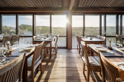 Stejný vzhled a kouzlo: Pro nová okna a posuvné systémy v Sansibaru byl zvolen stejný barevný odstín jako u původních dřevěných rámů. 