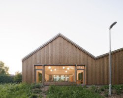 Školka s jednou třídou a malou komunitní učebnou (Domov pro seniory s mateřskou školou v Horních Jirčanech, ti architekti)