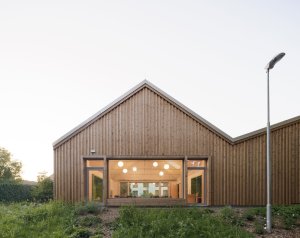 Školka s jednou třídou a malou komunitní učebnou (Domov pro seniory s mateřskou školou v Horních Jirčanech, ti architekti)