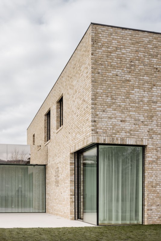 Rodinný dům v Záhorských sadech v Bratislavě, ARCHITEKTI mikulaj & mikulajova: Architekti a architektky stavbě dali takovou strukturu, která zaručuje dostatečnou míru soukromí