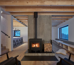 Interiér chalupy je vřelý. (Chalupa Milada, studio ADR)