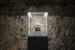 Expozice Skrytý středověk na zámku Bílovec, opus architekti: Pohled na exponát v expozici Skrytý středověk