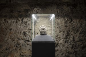 Expozice Skrytý středověk na zámku Bílovec, opus architekti: Pohled na exponát v expozici Skrytý středověk