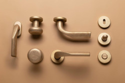 Kolekce kování Sogut v povrchové úpravě mosaz natural od M&T