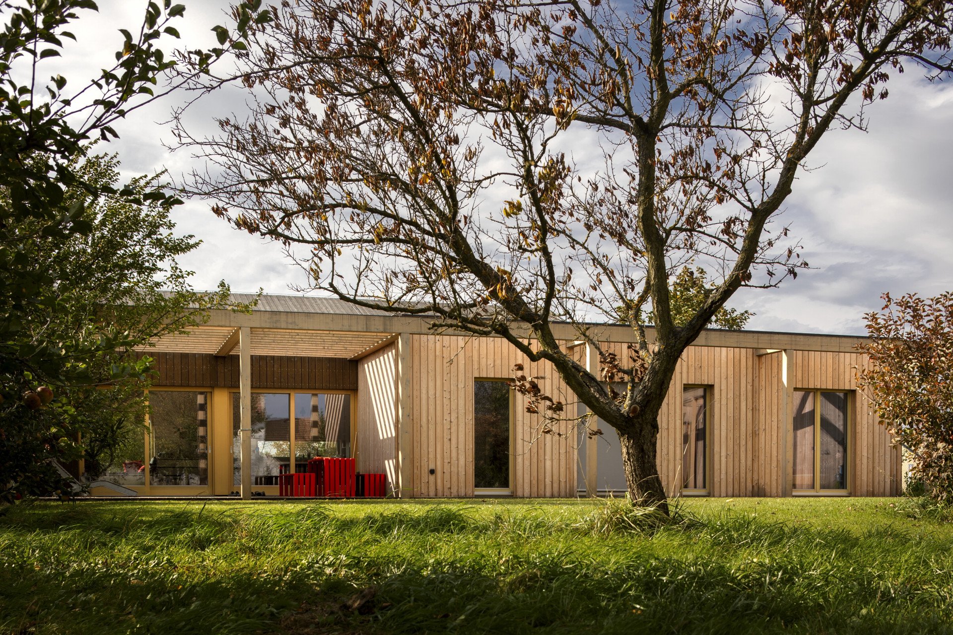 Med Pavlík architekti navrhli úsporný rodinný dům v sadu na Pardubicku