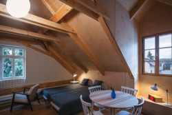 Ubytování v patře (Komunitní centrum v bývalé stodole, studio Raketoplán)
