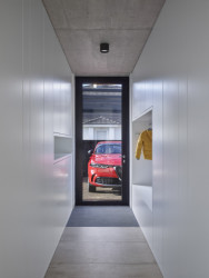 Pohled na vstupní dveře. (Rodinný dům v Řepích, Stempel & Tesař architekti)