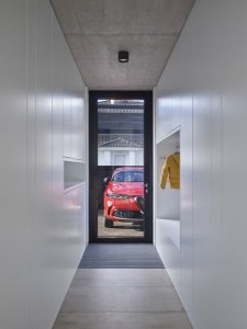 Pohled na vstupní dveře. (Rodinný dům v Řepích, Stempel & Tesař architekti)