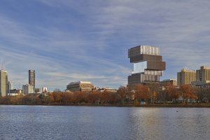 Budova stojí na břehu řeky Charles a nabízí panoramatický výhled na město. (Centrum výpočetní a datové vědy Bostonské univerzity, KPMB Architects)