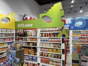 Pavilon Lotyšska – sarkastický obchod je alegorií na témata, která návštěvníci na bienále hledají a vybírají jako v supermarketu.