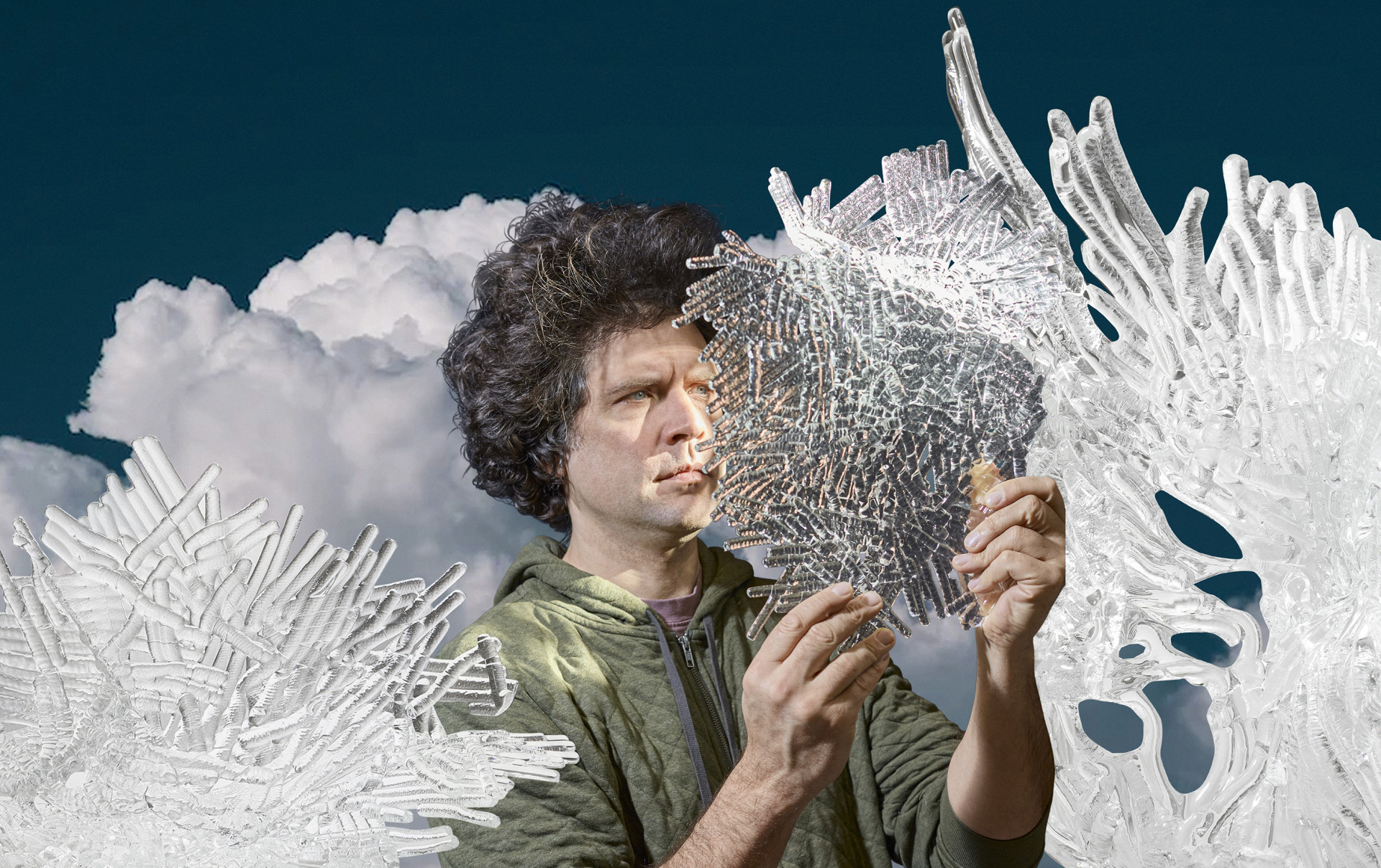 Umělecký ředitel společnosti Lasvit Maxim Velčovský představuje čtyřmetrovou skleněnou uměleckou plastiku