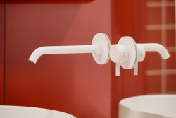 BY architects navrhli v areálu Nuselského pivovaru coworkingový prostor MIMAMI, kam koupelnové vybavení dodal Ravak. (Coworkingový prostor MIMAMI BY architects)