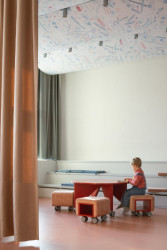 Pohled do dětského oddělení (Knihovna v Červeném Kostelci; Papundekl architekti)