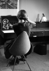 Křeslo Drop navrhl Arne Jacobsen původně v limitované edici speciálně pro hotel The SAS Royal Hotel v Kodani. Foto: Jørgen Strüwing