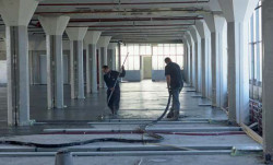 Obr. 6: Betonáž podlahy, do které byly zakomponovány kabely topení a ventilace – foto