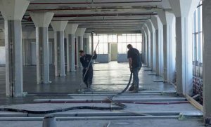 Obr. 6: Betonáž podlahy, do které byly zakomponovány kabely topení a ventilace – foto