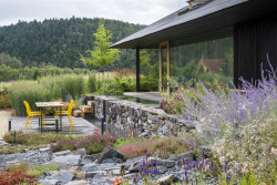 Právě na její přírodní charakter měla navázat i nová zahrada. (Zahrada rodinného domu u vodní nádrže Kamýk, Atelier Flera)