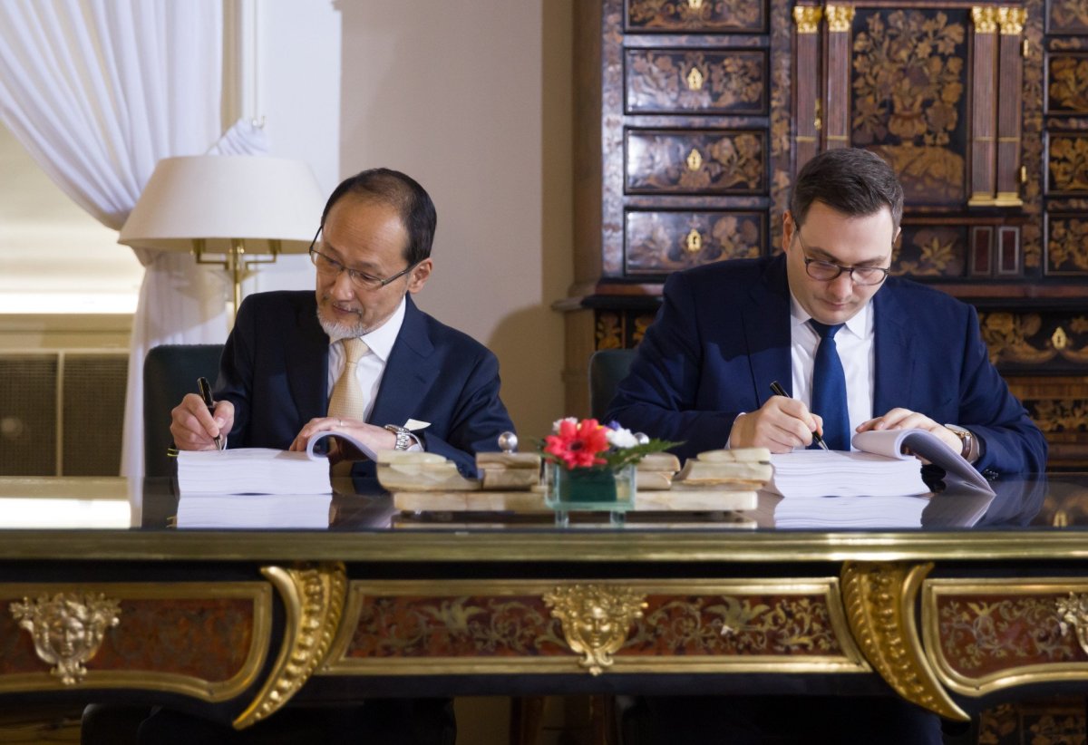 Japonský velvyslanec v ČR (vlevo) a ministr zahraničních věcí (Jan Lipavský vpravo)