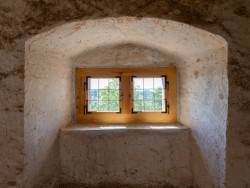 Hospodářská budova na hradě Uhrovec, Atelier ô / Martin Varga, Martin Kvitkovský, Pavol Pauliny