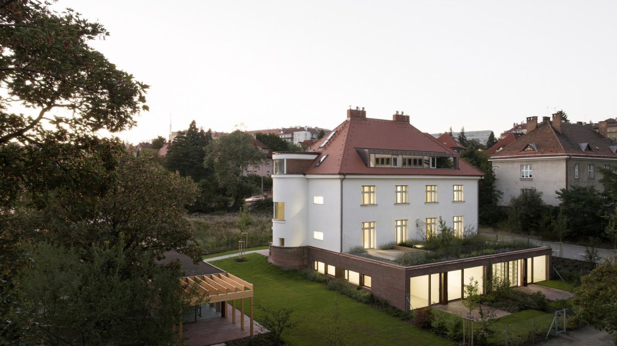 Rekonstrukce a přístavba k vile v Praze na Vinohradech od PAPUNDEKL ARCHITEKTI