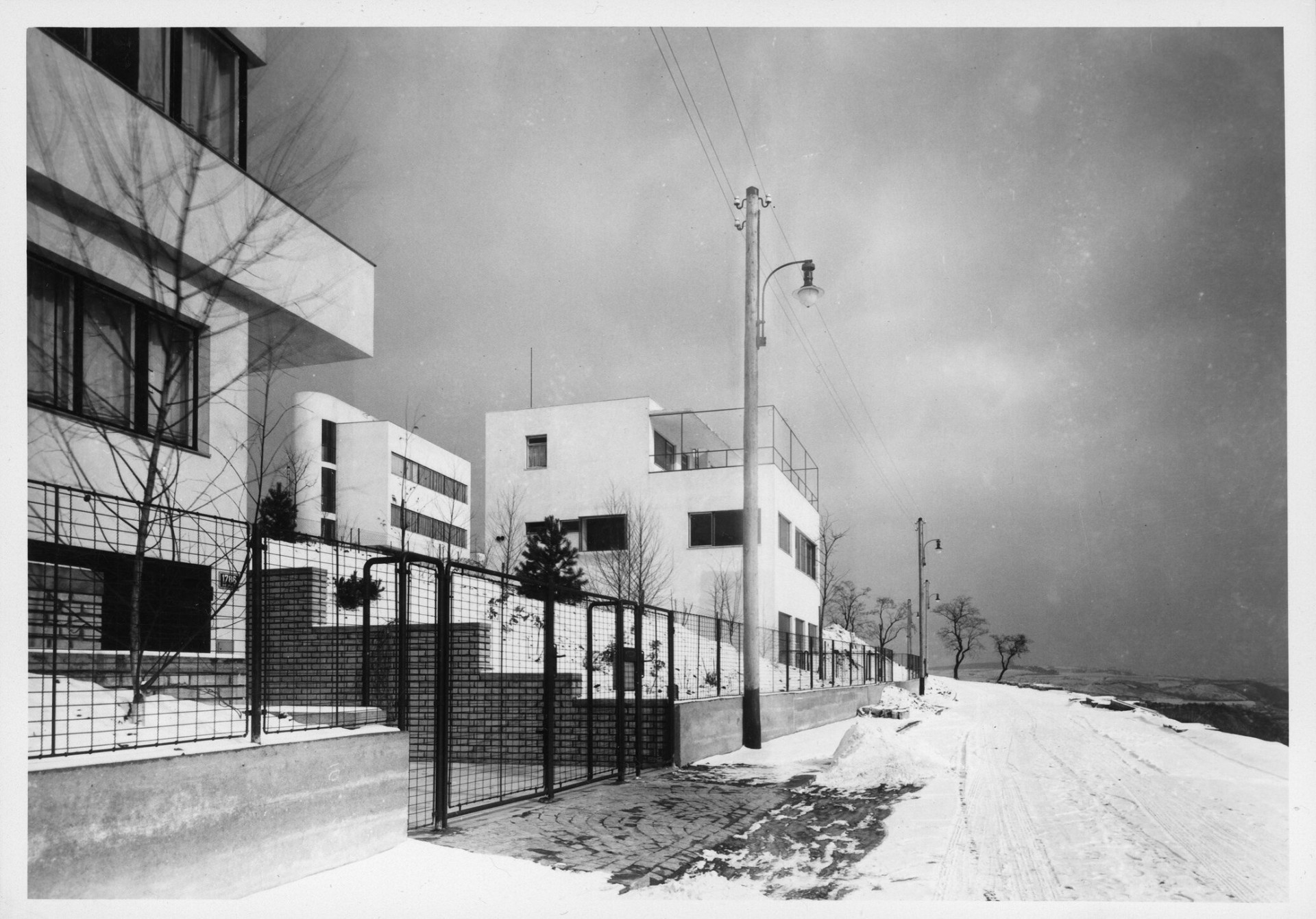 Vlevo část vily Václava Mauleho od Josefa Gočára, vzadu vila Karla Heraina od Ladislava Žáka, vpravo vlastní vila Pavla Janáka (všechny budovy z roku 1932). Zdroj: Institut plánování a rozvoje hl. m. Prahy (IPR)